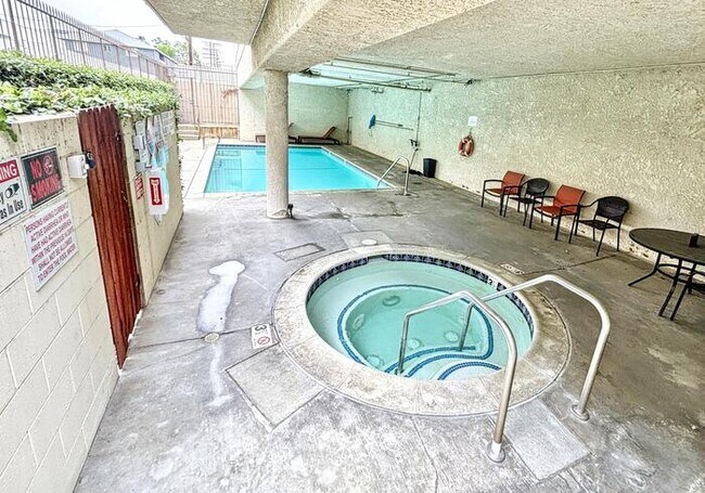 Building Photo - Lovely 2-Bed, 2-Bath Condo with Great Loca...
