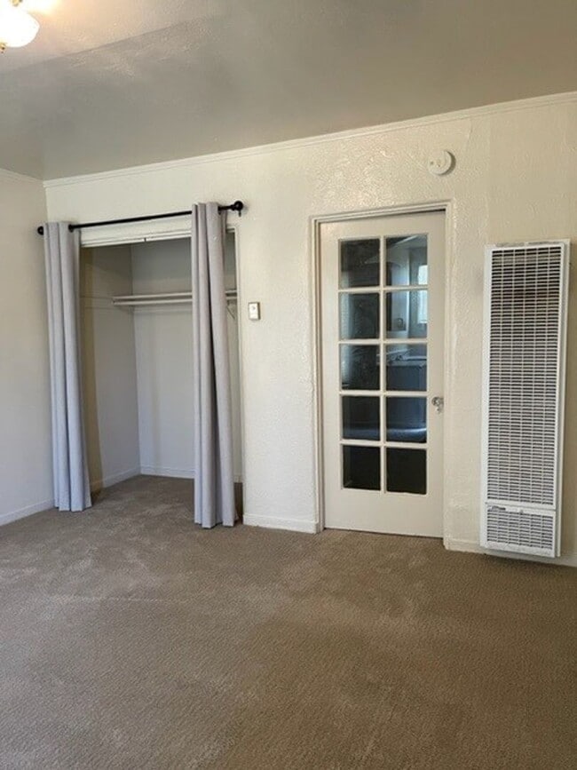 Building Photo - Quaint Studio, Freshly Painted, in Central...