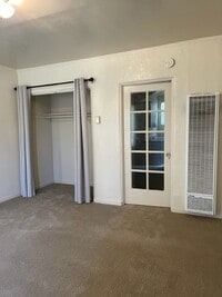 Building Photo - Quaint Studio, Freshly Painted, in Central...