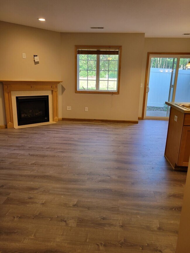 Building Photo - 3 Bedroom Townhouse - Middle Unit
