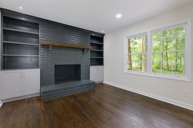 Building Photo - 280 E Valley Dr