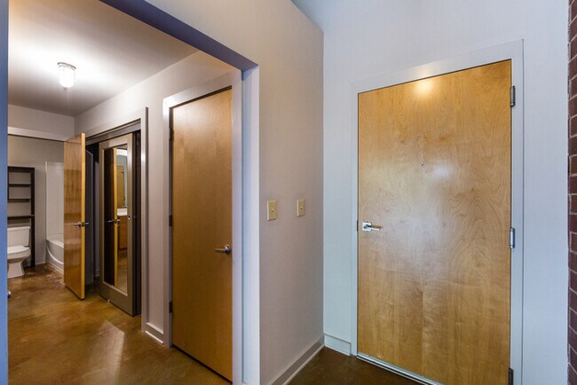 Building Photo - Amazing Industrial Studio at 626 N Graham!
