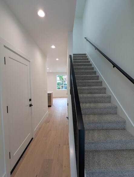 Building Photo - 5041 SE King Rd