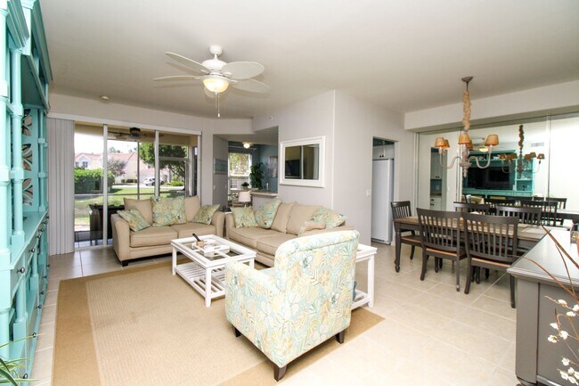 Building Photo - ** SPACIOUS 3 BED/2 BATH COACH HOME WITH T...