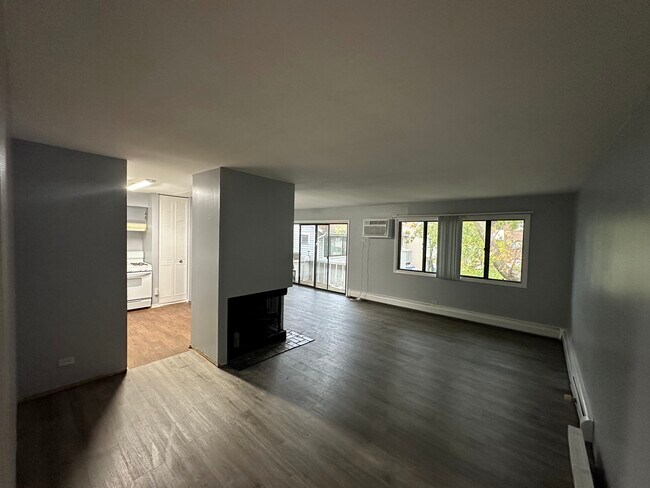 Building Photo - 2500 Bayside Dr