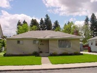 Building Photo - 4BR/2BA Single Family House + Fenced back ...