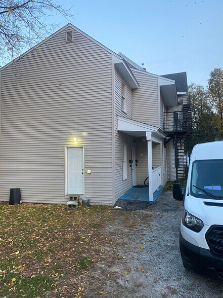 Building Photo - 154 College St