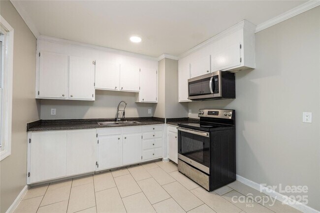Building Photo - 4438 Gainsborough Rd