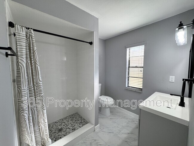 Building Photo - 3028 Clewiston St