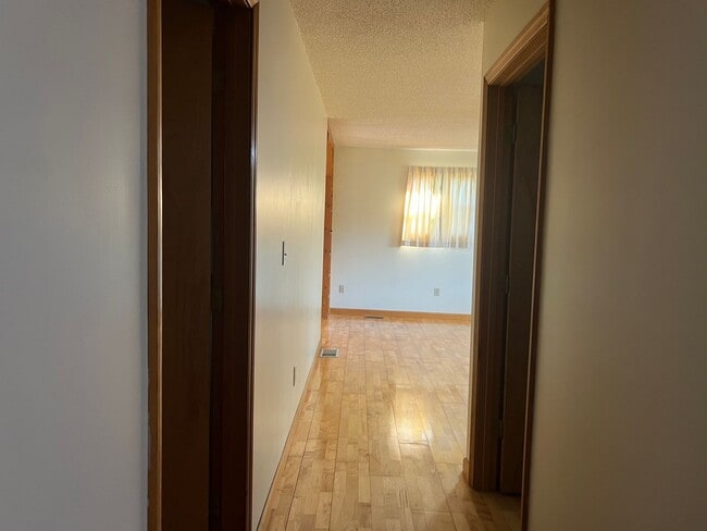 Building Photo - 2 bedroom, 1.5full bath House for rent on ...