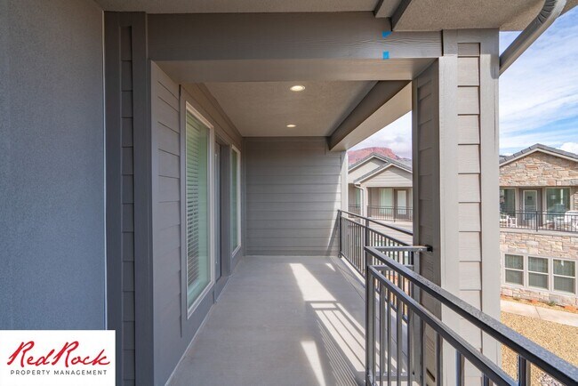 Building Photo - Stunning Spacious 3 Bedroom Unit