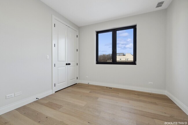 Building Photo - 2028 W Wabansia Ave