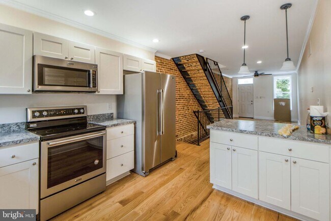 Building Photo - 333 S Conkling St