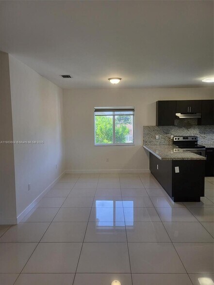 Building Photo - 1027 SW 11th Ave