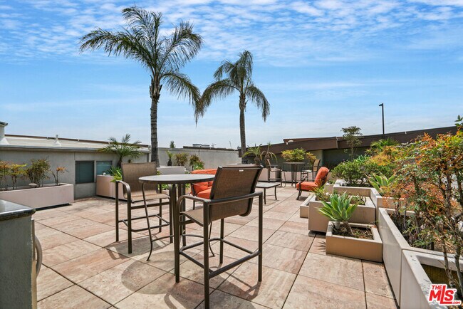 Building Photo - 100 S Alameda St