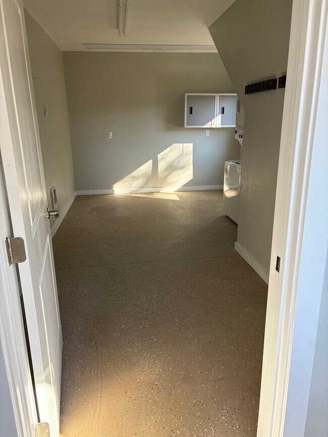 Building Photo - 682 Elm Ave