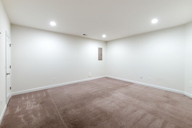 Building Photo - 2410 Winthrop Dr