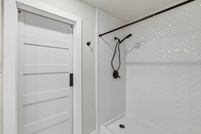 Building Photo - The Perfect Blend of Comfort and Community in Bulverde