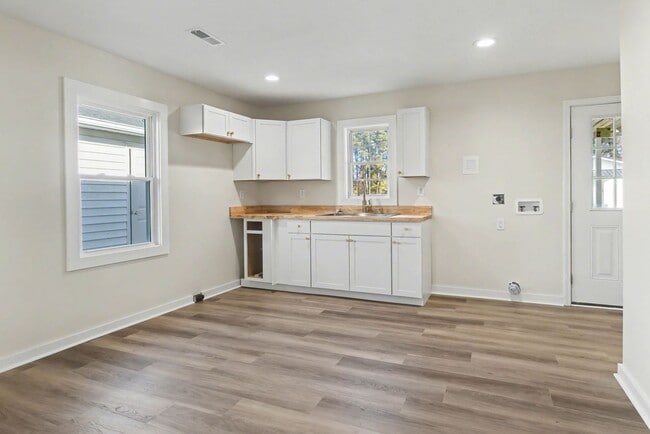 Building Photo - Completely remodeled 3 br 1 bath located in Evergreen NC east commute to Lumberton, Whiteville, E...