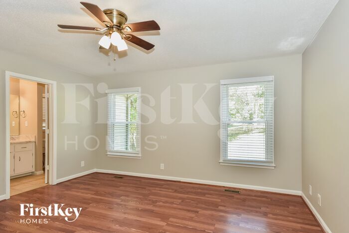 Building Photo - 609 W Creek Dr