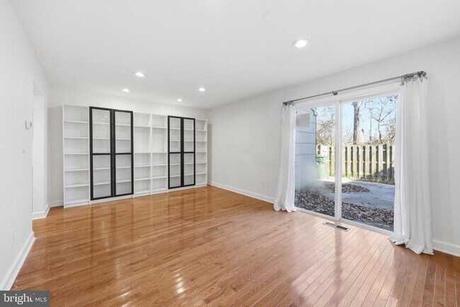 Building Photo - 10 Raleigh Pl