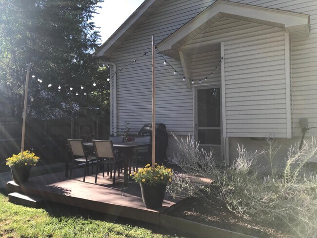 Building Photo - 401 E Cambourne St