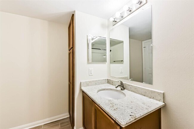 Building Photo - 1860 White Oak Dr
