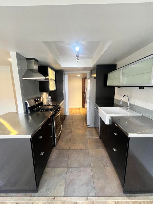 Building Photo - 400 N Sunrise Way