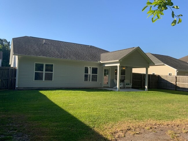 Building Photo - Move in ready home in New Bern