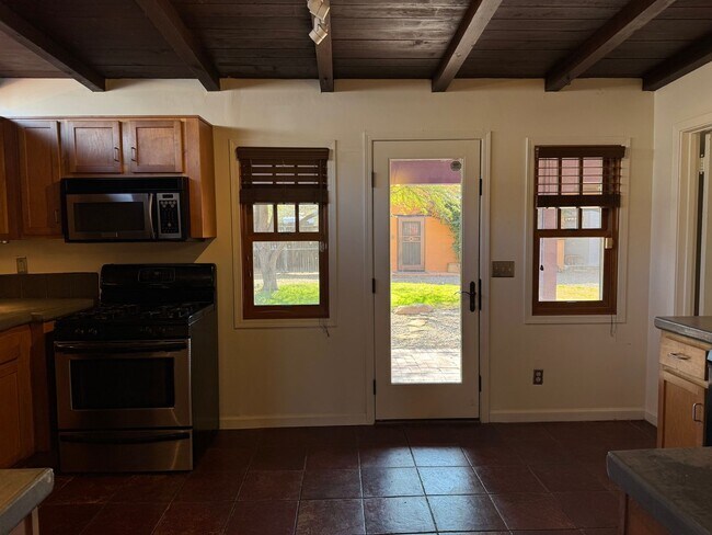 Building Photo - COMING SOON! Charming Mid-Town 3 Bedroom 2 Bath Main House!