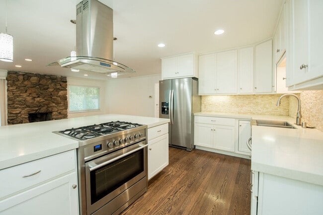 Building Photo - Newly Remodeled Single Family Home