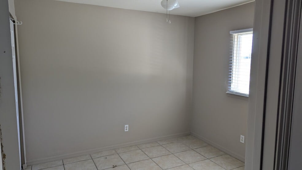 Building Photo - 513 Meadow Rd