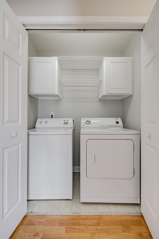 Building Photo - Nicely updated and well-maintained 3 bedro...