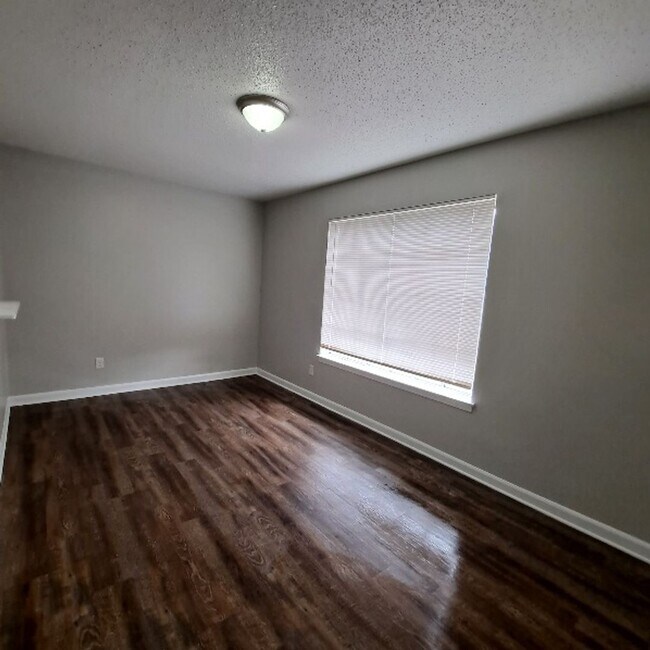 Building Photo - Great Duplex Unit In The Heart of Memphis