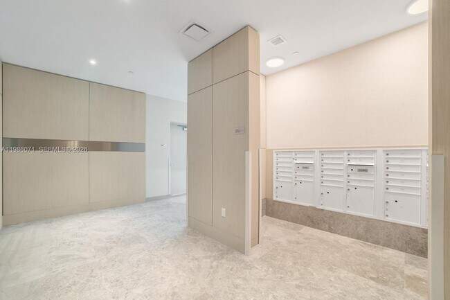 Building Photo - 9221 E Bay Harbor Dr