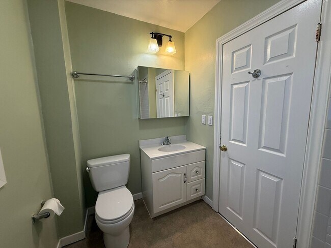 Building Photo - 5BR 1.5BA Berkeley Home | W/D, Dishwasher, Backyard + Storage Near Shattuck & Berkeley Bowl
