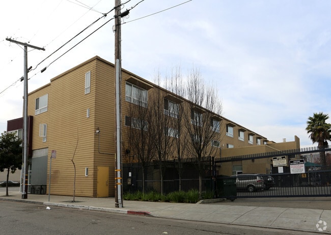 Building Photo - Chestnut Linden Court