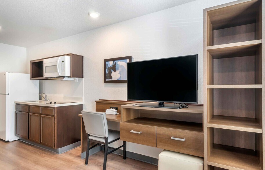 Building Photo - Furnished Studio-Clearwater