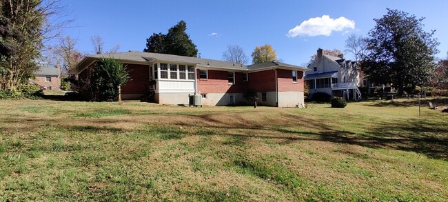 Building Photo - Ranch style home with full basement