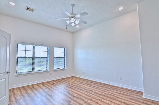 Building Photo - 3446 Clearview Villa Way