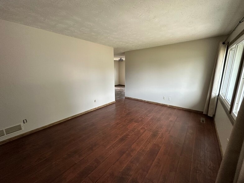 Building Photo - 1311 E 33rd Dr