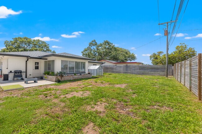 Building Photo - 1501 San Helen Dr