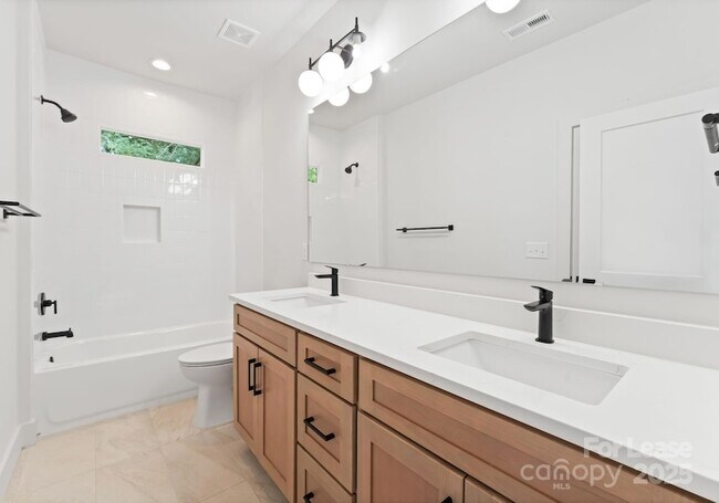 Building Photo - 2411 Pruitt St