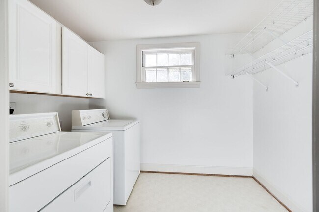 Building Photo - Fantastic renovated 5BE/4BA family home on beautiful oversized private Lot in the heart of Belle ...