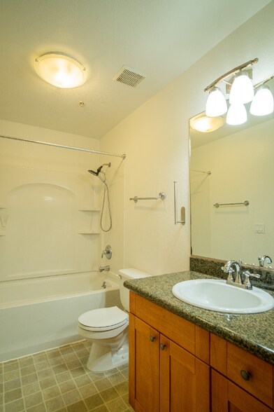 Building Photo - 2491 Creekside Ct