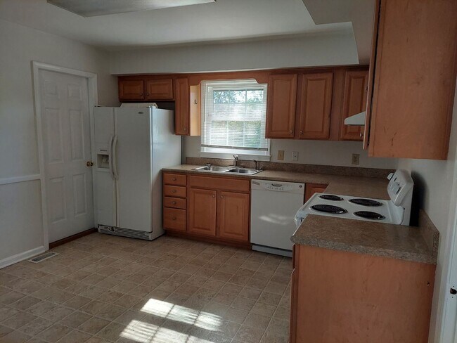 Building Photo - 5 BR 2.5 SINGLE FAMILY HOME