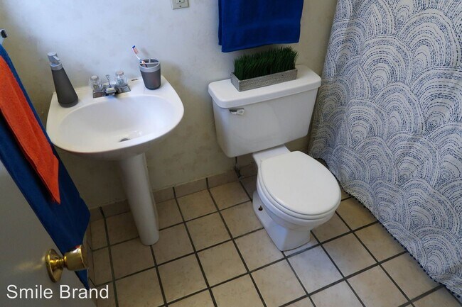 Building Photo - Studio, 1 bath Room For Rent - 510 E. Clark