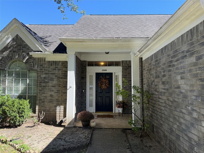 Building Photo - 2909 Linda Dr