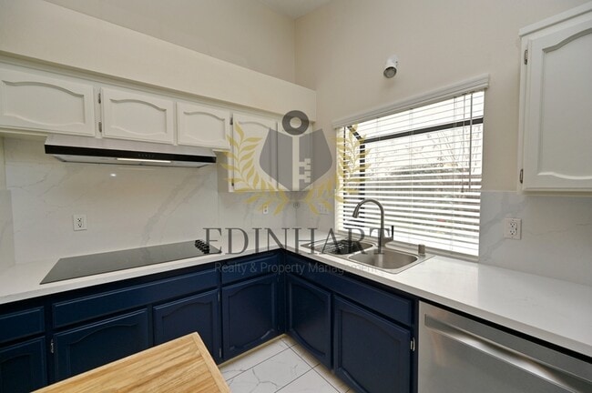 Building Photo - 6447 N Vagedes Ave