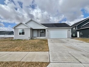 Building Photo - Beautiful 3 Bedroom Home